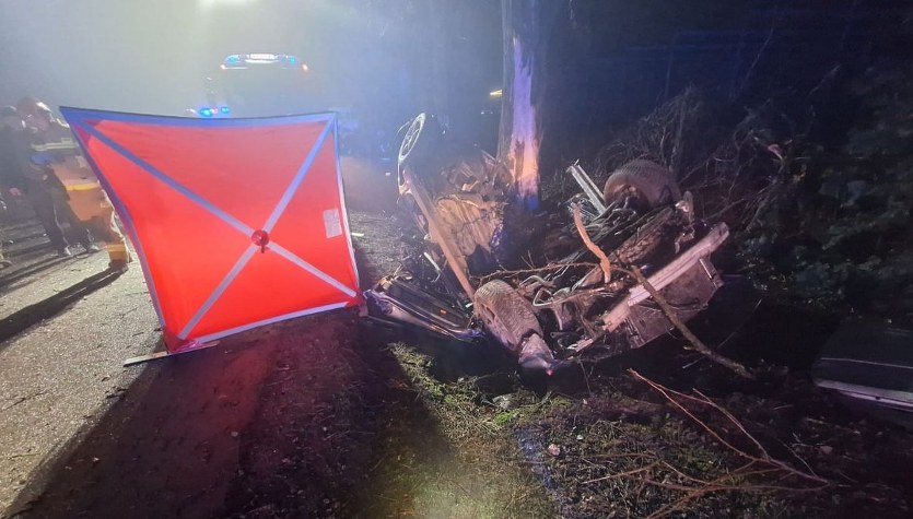 Auto dachowało na prostej drodze. Nie żyje 21-letni kierowca