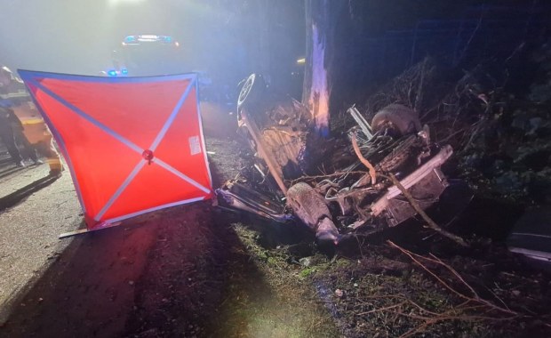 Auto dachowało na prostej drodze. Nie żyje 21-letni kierowca