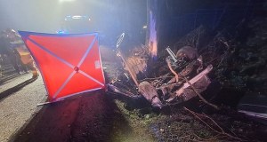 Auto dachowało na prostej drodze. Nie żyje 21-letni kierowca