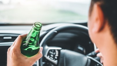 Auto dachowało, pijany kierowca schował się w rowie