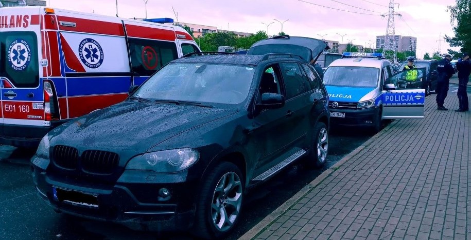 Auto, do którego 28-latek wciągnął kobietę /Policja