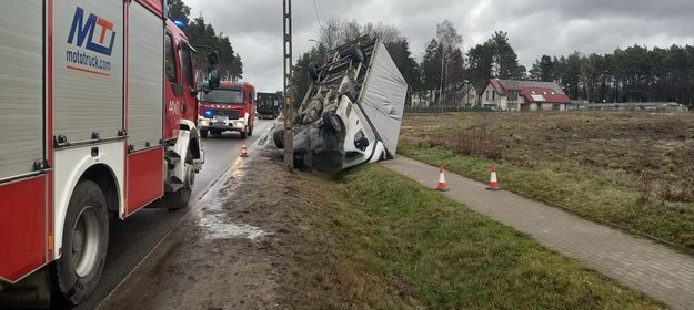 Auto dostawcze przewrócone przez wiatr w Chwaszcznie w woj. pomorskim /KPP w Kartuzach /Policja