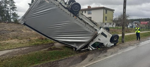 Auto dostawcze przewrócone przez wiatr w Chwaszcznie /KPP w Kartuzach /Policja