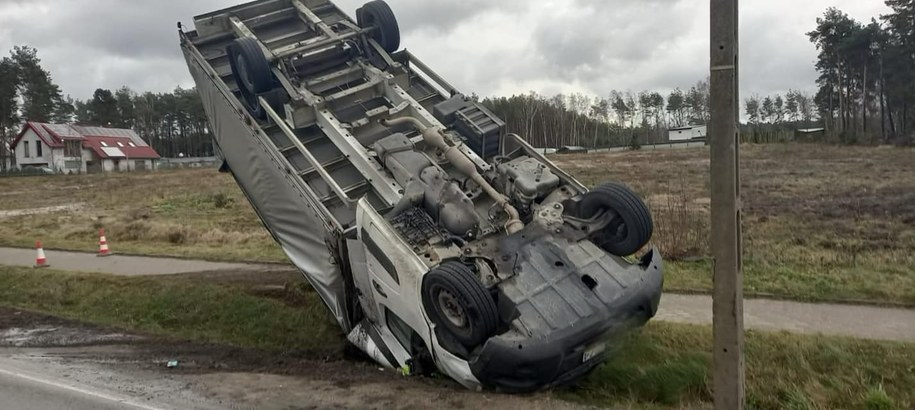 Auto dostawcze przewrócone przez wiatr w Chwaszcznie /KPP w Kartuzach /Policja