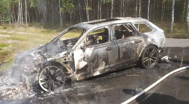 Auto doszczętnie spłonęło /OSP Legbąd /Państwowa Straż Pożarna
