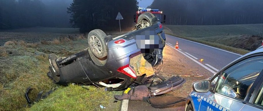 Auto kierowane przez 32-latka z Kolumbii dachowało na DW212 (zdjęcie z miejsca wypadku) /Komenda Powiatowa Policji w Bytowie /Facebook