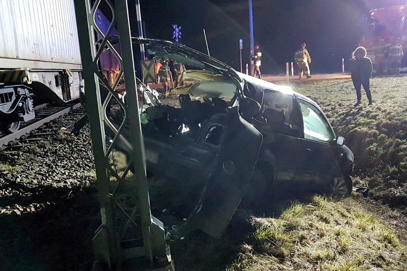 Auto, które brało udział w wypadku w Strzemkowie /KP PSP Inowrocław /PAP
