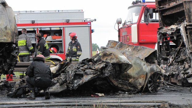Auto, które było uwięzione między autobusem i ciężarówką, doszczętnie spłonęło /Bartek Paulus /RMF FM