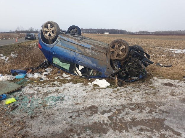 Auto, które dachowało między Futorami i Lubaczowem /Policja w Lubaczowie /Policja