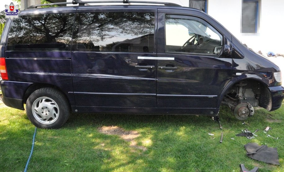 Auto, które przygniotło mężczyznę /KPP Świdnik /Policja