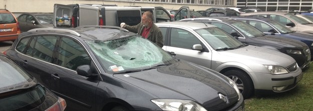 Auto, które zniszczył diler po skoku przez okno /Maciej Grzyb /RMF FM