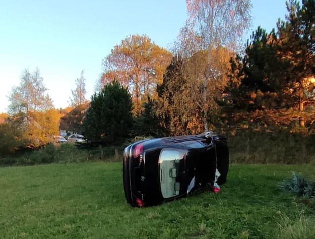 Auto, którym jechał mężczyzna, dachowało /Gorąca Linia RMF FM