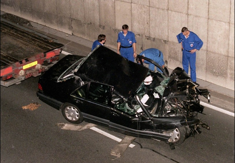 Auto, którym podróżowała księżna Diana zostało doszczętnie zniszczone w wypadku w tunelu Alma w Paryżu /Abaca /East News