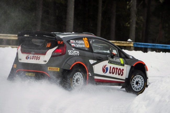 Auto Kubicy na trasie /PAP/EPA/NIKOS MITSOURAS /PAP/EPA