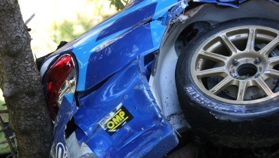 Auto Kubicy wypadło z trasy, zatrzymało się na drzewie