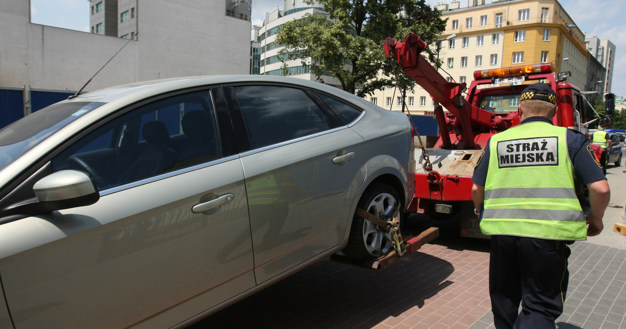 Auto może być usunięte z drogi, jeśli nie ma tablic rejestracyjnych, a także, jeśli jego stan wskazuje na to, że nie jest użytkowane. Ale powodów do odholowania jest więcej. /Stanisław  Kowalczuk /East News