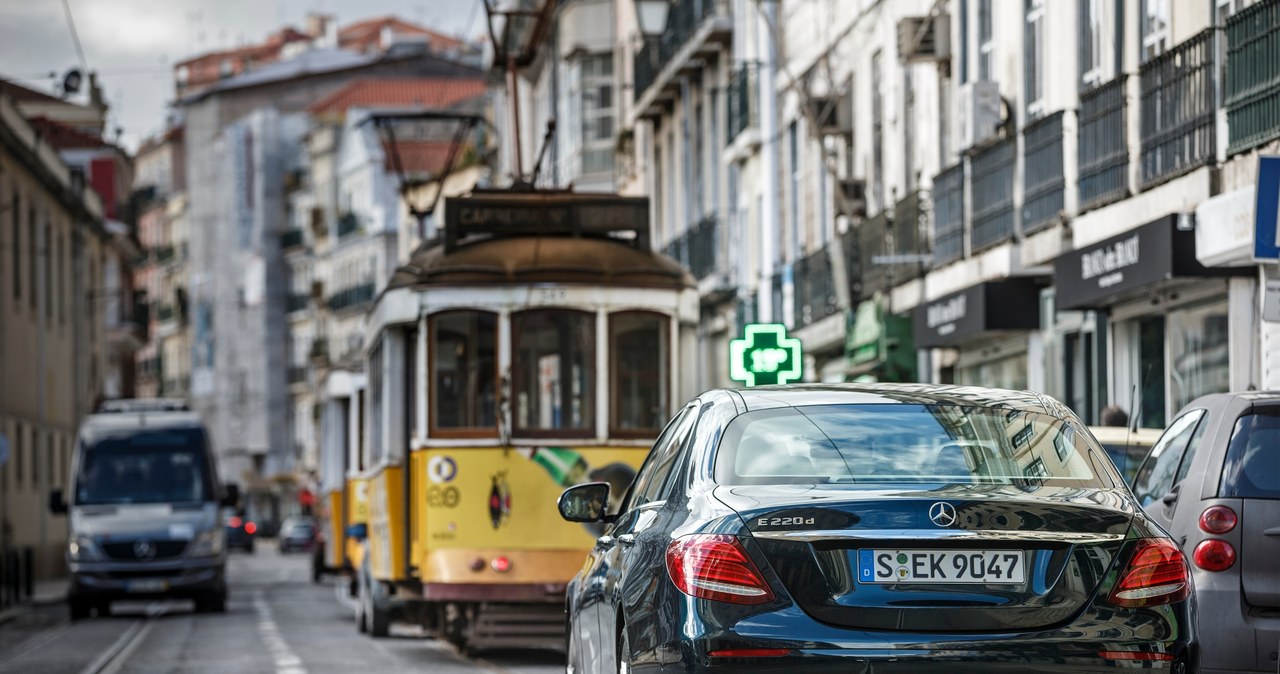 Auto może być z powodzeniem wykorzystywane zarówno jako limuzyna do przewozu pasażerów w mieście jak i na długich dystansach /materiały prasowe