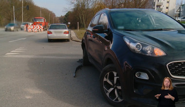 Auto na jednym pasie wpuściło ją przed siebie. Zapomniała o drugim pasie