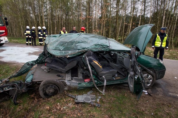 Auto na łuku wypadło z drogi i uderzyło bokiem w drzewo /Tytus Żmijewski /PAP