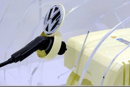 Auto na prąd planuje także Volkswagen /AFP