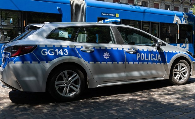 Auto na torowisku. Poranny wypadek na Alei Andersa w Krakowie