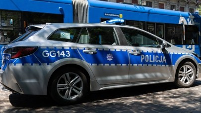 Auto na torowisku. Poranny wypadek na Alei Andersa w Krakowie