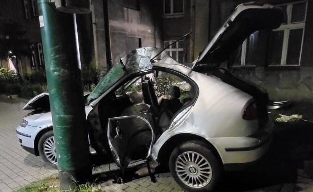 Auto niemal "owinęło się" wokół słupa. W środku 18-latek i 17-latka