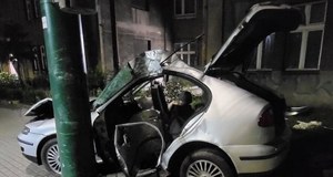 Auto niemal "owinęło się" wokół słupa. W środku 18-latek i 17-latka