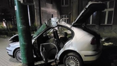 Auto niemal "owinęło się" wokół słupa. W środku 18-latek i 17-latka