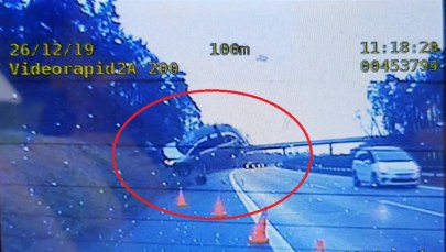 Auto odbija się od skarpy i leci w powietrzu. Policja publikuje wideo z A4
