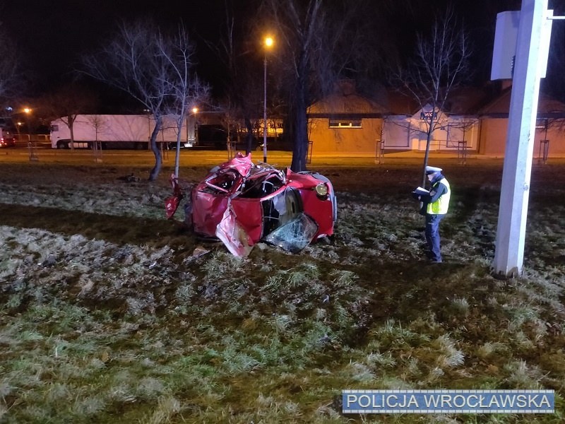 Auto ofiary wypadku na ulicy Jana III Sobieskiego we Wrocławiu /KMP Wrocław /Materiały prasowe