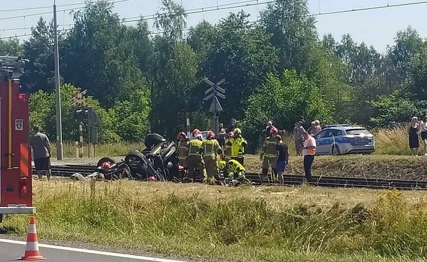 Auto osobowe wjechało pod pociąg. Są ranni 