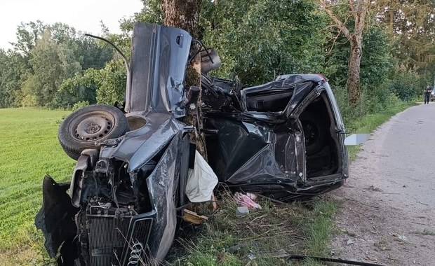 Auto owinięte wokół drzewa. Zginął 21-letni kierowca 