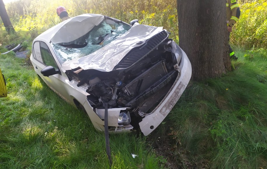 Auto po kolizji /KP PSP w Zgierzu /Państwowa Straż Pożarna