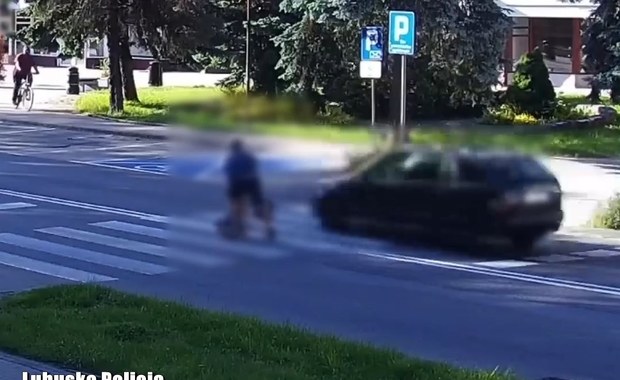 Auto prawie potrąciło ojca z dzieckiem na przejściu dla pieszych [FILM]