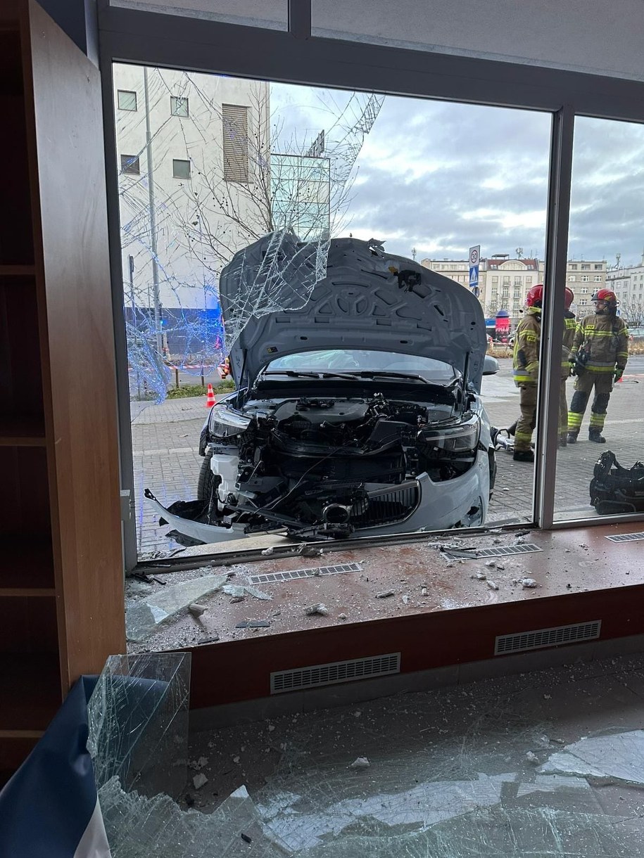 Auto rozbiło witrynę restauracji w Gdyni /KW PSP Gdańsk /