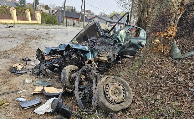 Auto rozerwane na pół, wyrwany krawężnik. Wypadek w Łódzkiem