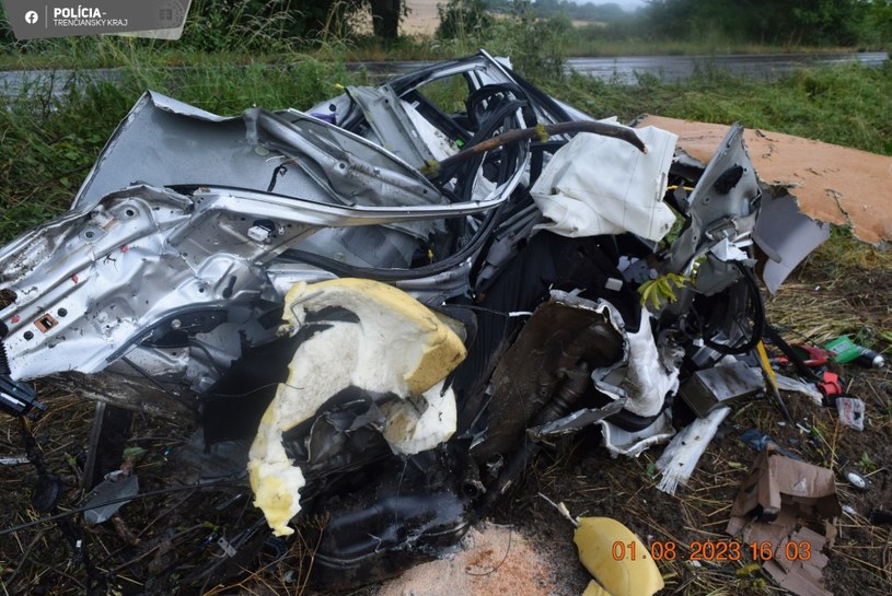 Auto rozerwane na strzępy - zniszczenia nie są wynikiem akcji ratunkowej / fot. słowacka Policja /