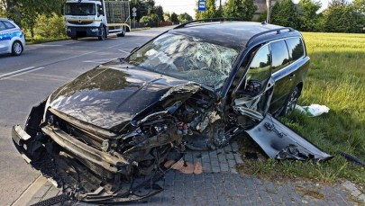 Auto roztrzaskane na drzewie. Kierowca i pasażer pijani