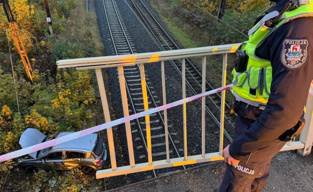 Auto runęło z wiaduktu. 18-latka jechała za szybko