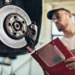 Auto ściąga przy hamowaniu. To niekoniecznie muszą być hamulce