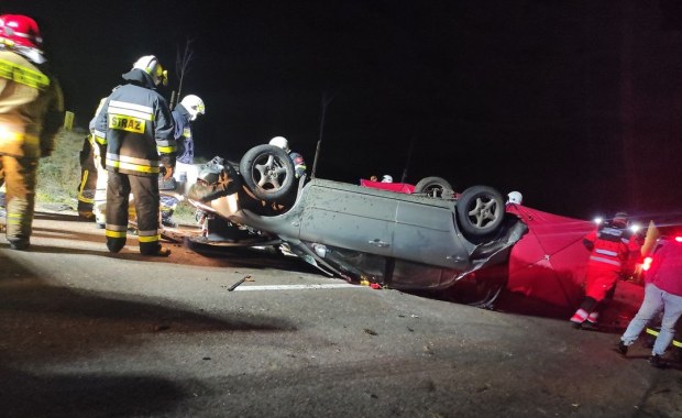 Auto "ścięło" drzewa. Nie żyje dwóch 19-latków