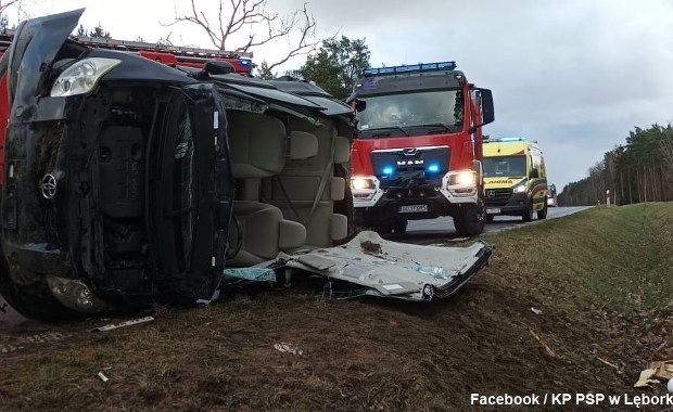 Auto senatora przewróciło się na bok. Parlamentarzysta na badaniach w szpitalu