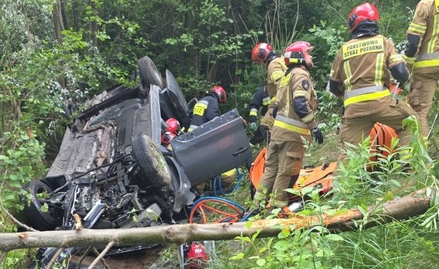 Auto spadło z wiaduktu, nie żyją dwie osoby. Tragedia w Płocku