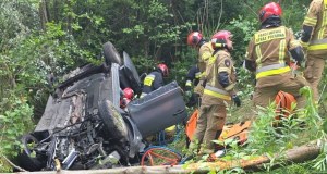 Auto spadło z wiaduktu, nie żyją dwie osoby. Tragedia w Płocku