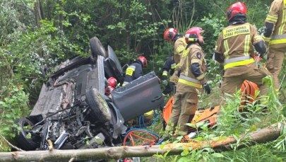 Auto spadło z wiaduktu, nie żyją dwie osoby. Tragedia w Płocku