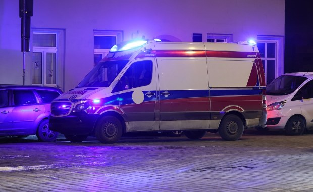 Auto spadło ze skarpy w Alejach Jerozolimskich. Dwie osoby ranne