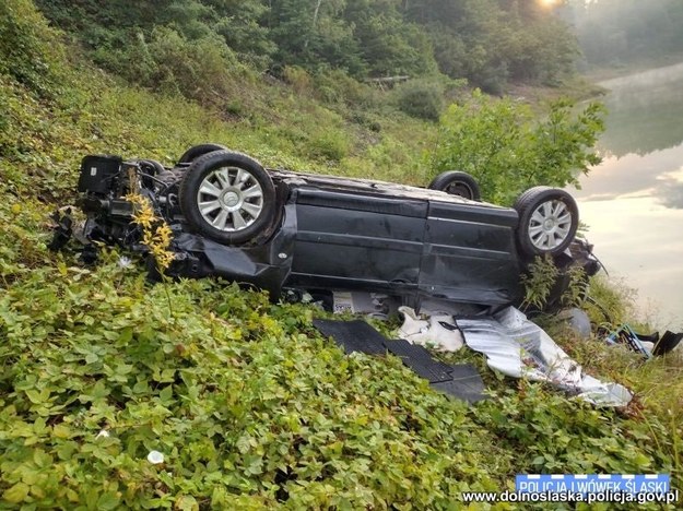 Auto spadło ze skarpy /KPP Lwówek śląski /Policja