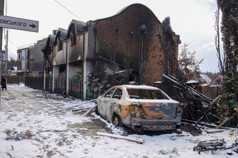 Auto spalone w wyniku działań wojennych w Ukrainie /Getty Images