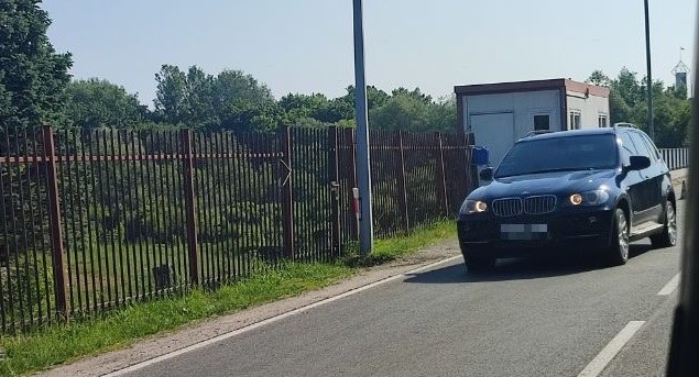 Auto staranowało bariery i zatrzymało się na moście granicznym /Gorąca Linia RMF FM